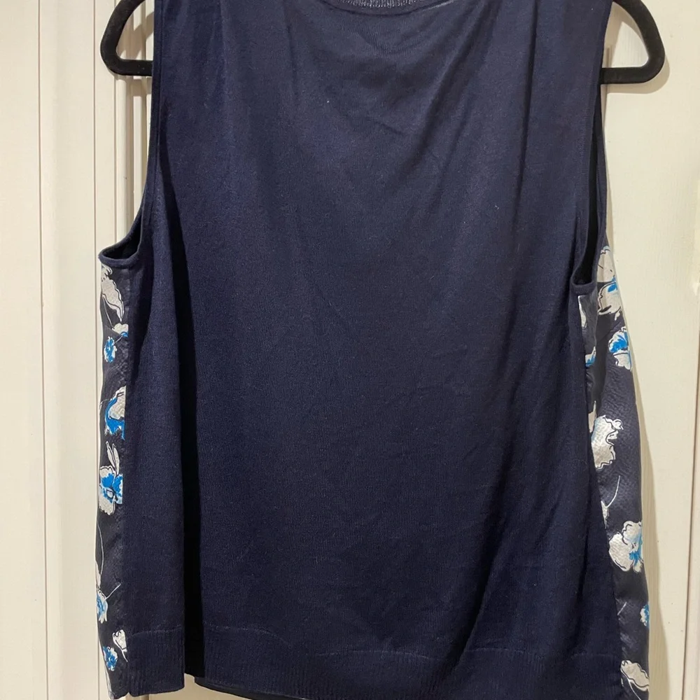 St. John Blue Floral 2 piece Cardigan and sleevless shirt - Picture 6 of 10